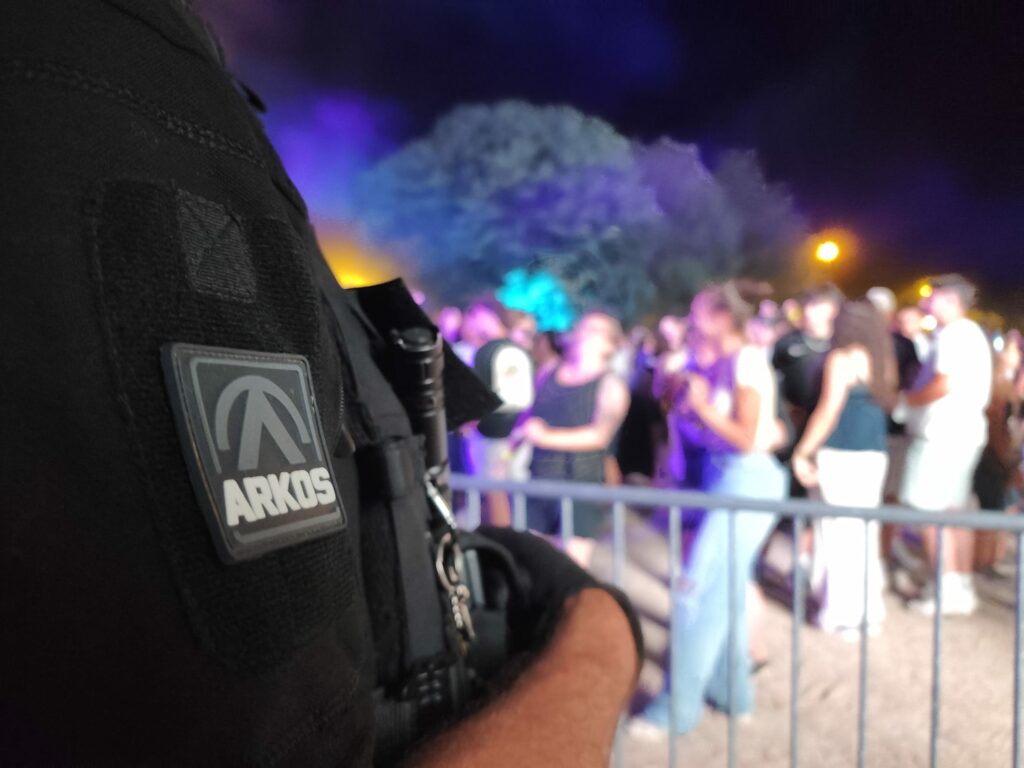 Agent de sécurité privée armée ARKOS Défense veillant sur un événement