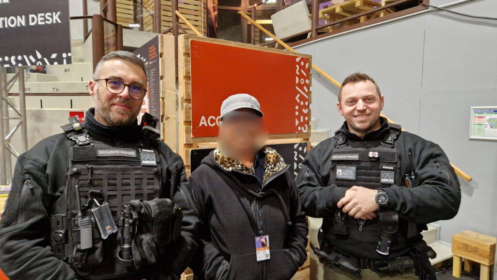 agent de sécurité privée armé en tenue réglementaire conforme