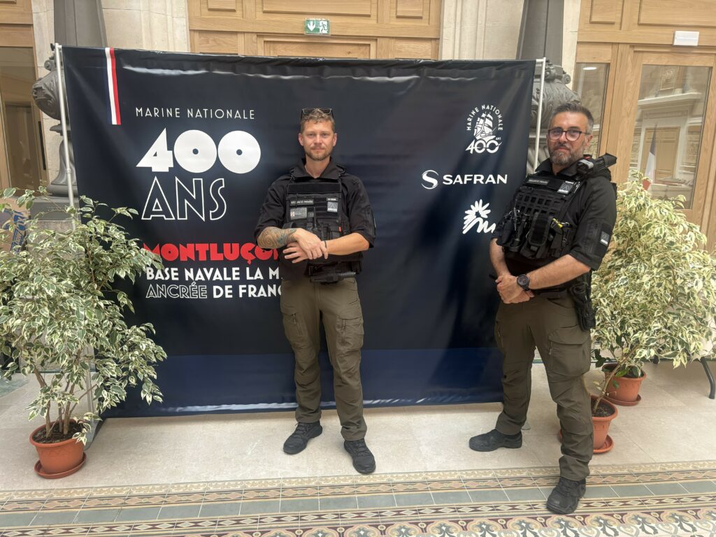 agent de sécurité privée en tenue professionnelle soignée