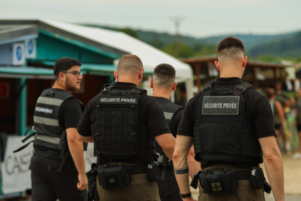 Festival, concert, manifestation : les critères pour choisir votre prestataire de sécurité en Auvergne-Rhône-Alpes. Agrément CNAPS, effectifs, délais, armé ou non